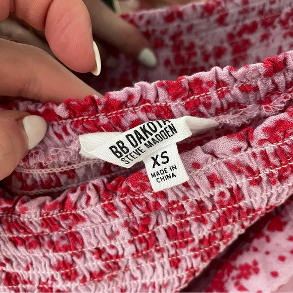 BB Dakota Off Shoulder Smocked Floral Top - Picture 2 of 3